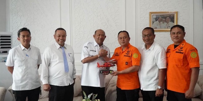 Penyerahan piagam penghargaan Basarnas kepada Bupati Langkat di ruang kerja