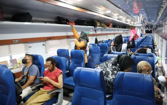 Kereta penumpang di stasiun, ilustrasi diskon tiket KAI untuk liburan sekolah