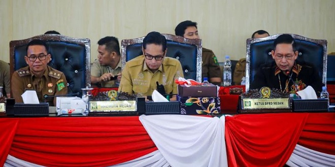 Wali Kota Medan menyampaikan jawaban Ranperda APBD 2025 di sidang DPRD