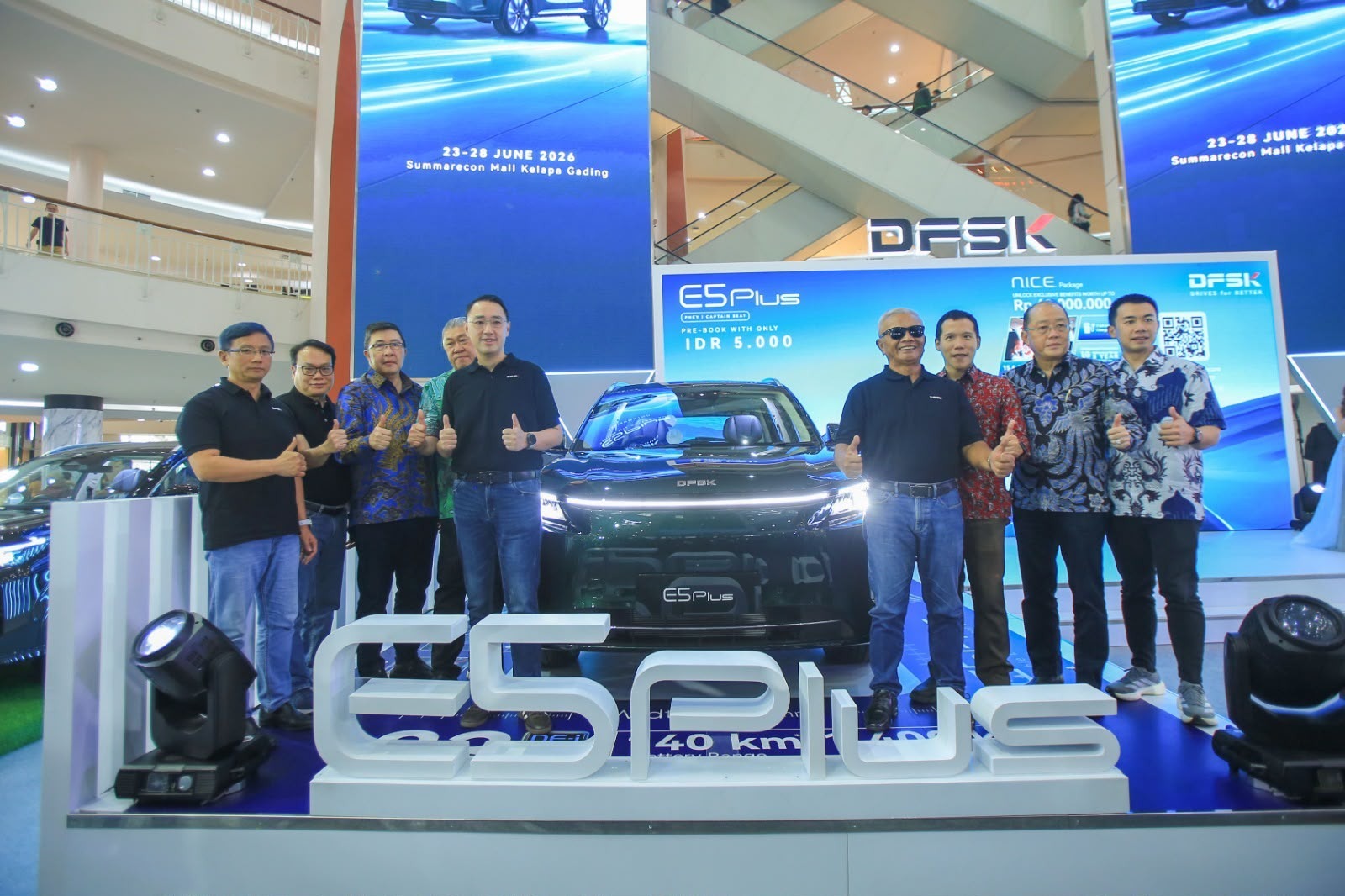 Pengunjung melihat dan mencoba DFSK E5 Plus saat acara pre-booking di Summarecon Mall Kelapa Gading