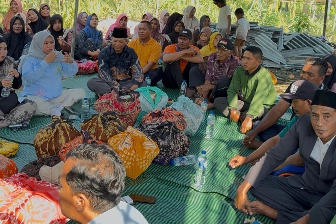Petani Bojonegoro menggelar Sedekah Bumi dan kerja gotong royong di hutan Desa Jono