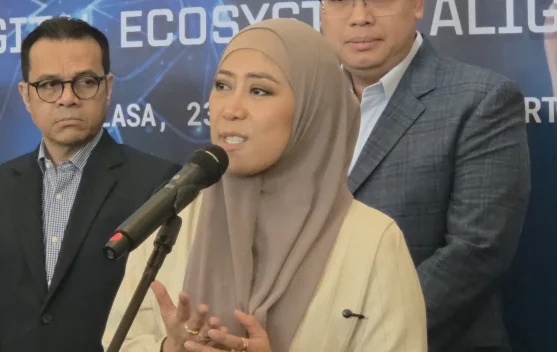 Menteri Komunikasi dan Digital Meutya Hafid menerima laporan self-assessment platform digital