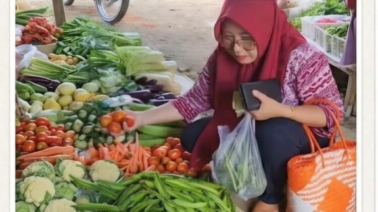 Pedagang dan pengunjung di Pasar Munjungan Trenggalek saat pemantauan harga kebutuhan pokok