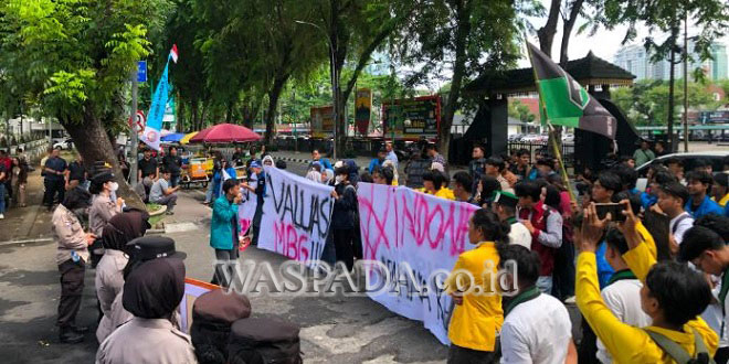 Mahasiswa berunjuk rasa di depan Gedung DPRD Sumatera Utara