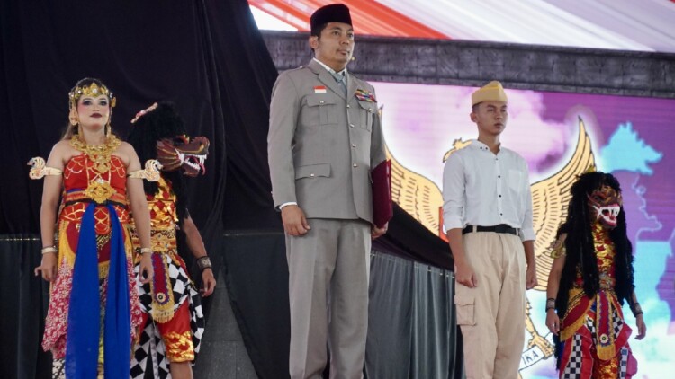 Suasana peresmian renovasi Istana Gebang dan seniman berkumpul di halaman