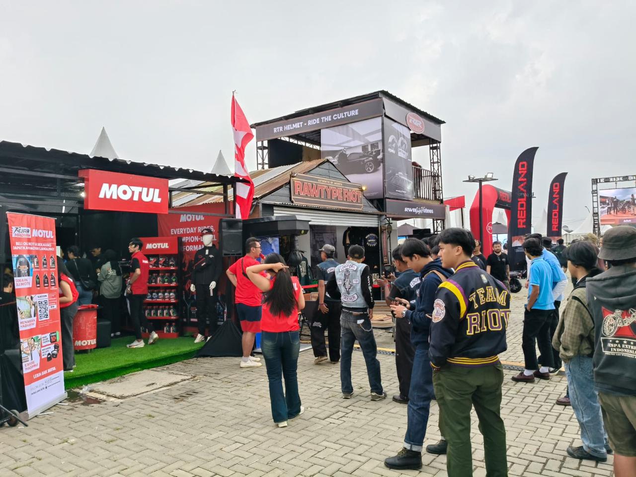 Booth Motul di acara otomotif menampilkan produk pelumas dan merchandise