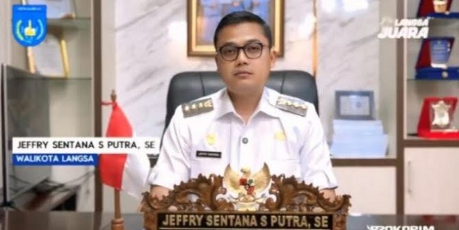 Warga penerima bantuan pascabencana di Kota Langsa menerima bantuan dari pemerintah