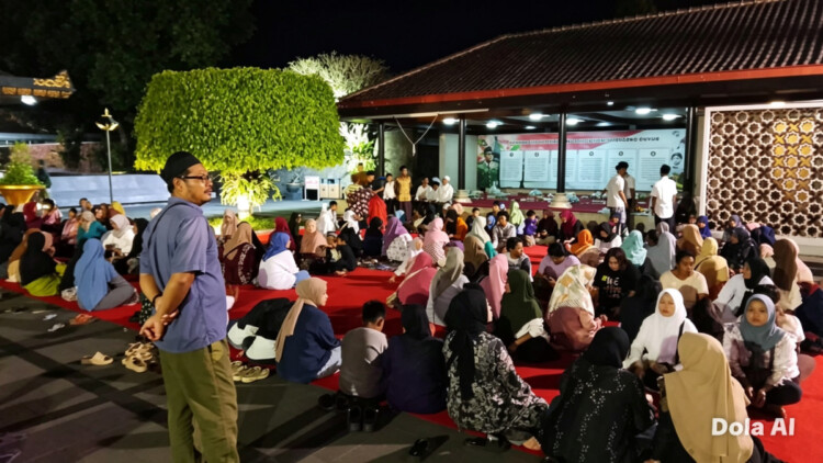 Doa bersama di Makam Bung Karno, Blitar, saat peringatan Hari Lahir ke-125