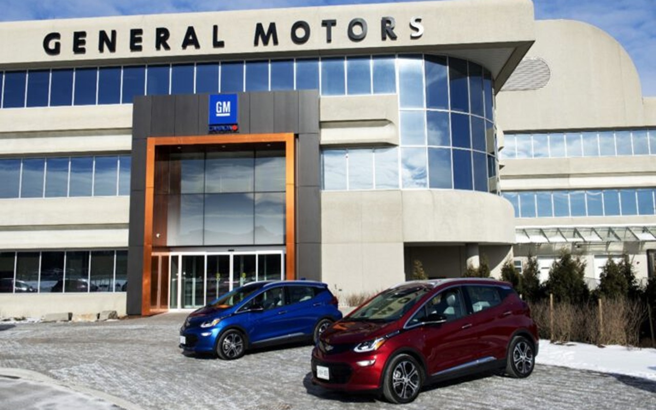 Cobot industri di jalur perakitan pabrik otomotif menggambarkan otomatisasi produksi