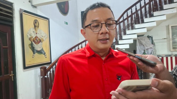 Kader menanam pohon sukun dalam program kedaulatan pangan PDI Jatim