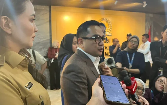 Ilustrasi guru dan tenaga kesehatan PPPK menerima gaji