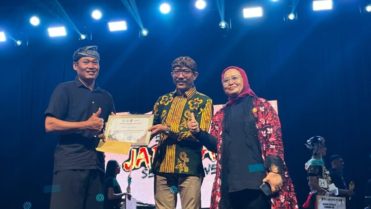 Pertunjukan Jaranan Shenterewe dan stan UMKM di Lapangan Desa Gilang, Tulungagung