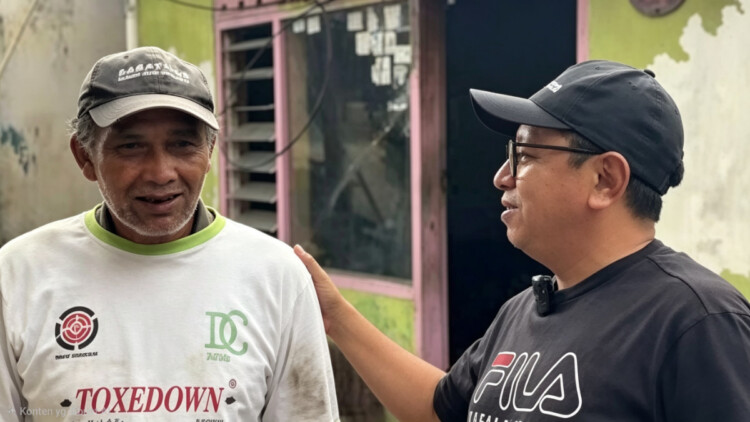 Relawan dan kader PDI Perjuangan memperbaiki rumah warga di Dusun Junggo, Kota Batu