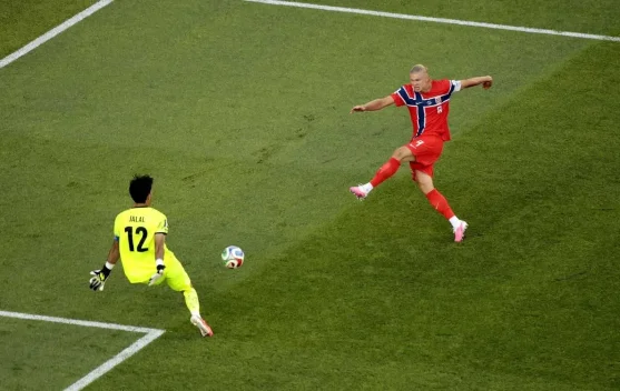 Erling Haaland merayakan gol saat Norwegia menang 3-2; kiper Édouard Mendy mengalami cedera lutut