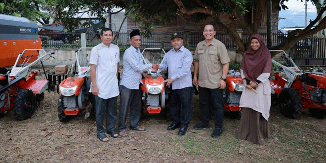 Penyerahan alat mesin pertanian kepada kelompok tani di Aceh Besar