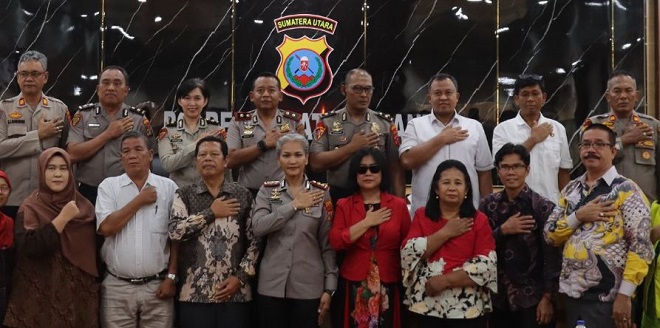 Kapolres Siantar dan perwakilan USI bertukar cenderamata saat penandatanganan MoU di Siantar