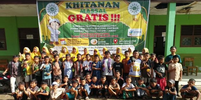 Suasana sunat massal gratis di Pasar Ujung Batu, Padanglawas