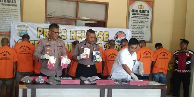 Petugas kepolisian menunjukkan barang bukti narkotika hasil pengungkapan
