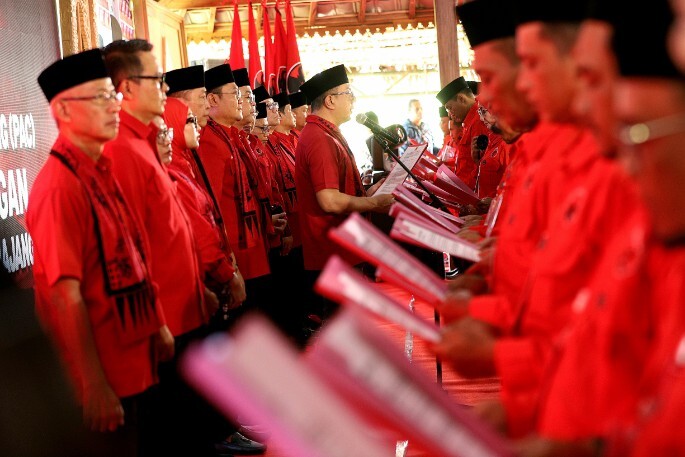 Pelantikan pengurus PAC PDI Perjuangan Lumajang di Bumi Perkemahan Glagah Arum