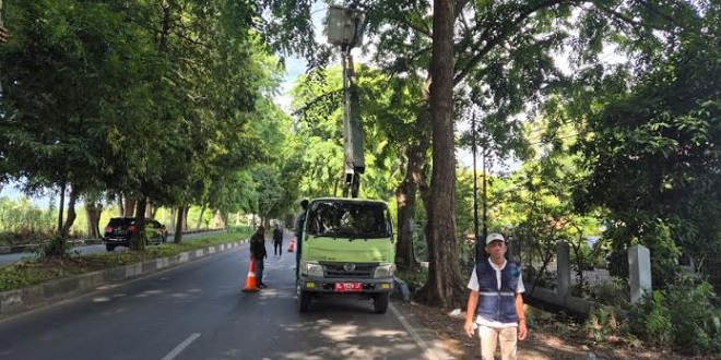 Kepala DLH Aceh Besar H Muwardi memberi arahan sebelum pembersihan sampah di Jalan Banda Aceh–Medan