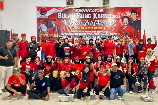 Peserta mengikuti senam Zumba dan Aerobik di halaman Kantor DPC PDI Perjuangan Tuban