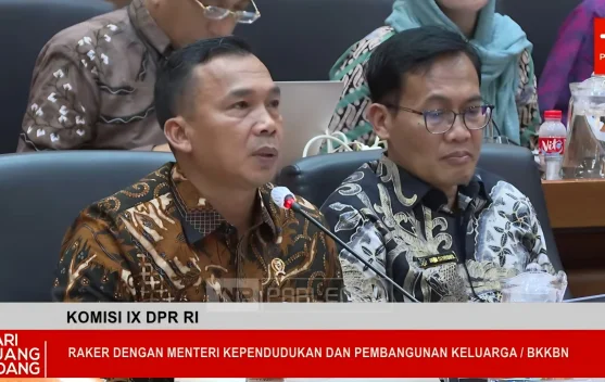 Petugas TPK mendistribusikan MBG 3B kepada keluarga sasaran di lapangan