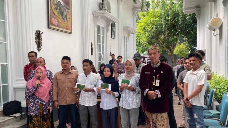 Penyerahan beasiswa kepada mahasiswa di kediaman Nia Kurnia di Desa Torbang, Sumenep