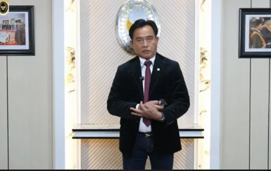 Menko Yusril Ihza Mahendra memberikan keterangan pers terkait dukungan kepada KPK dalam kasus korupsi imigrasi