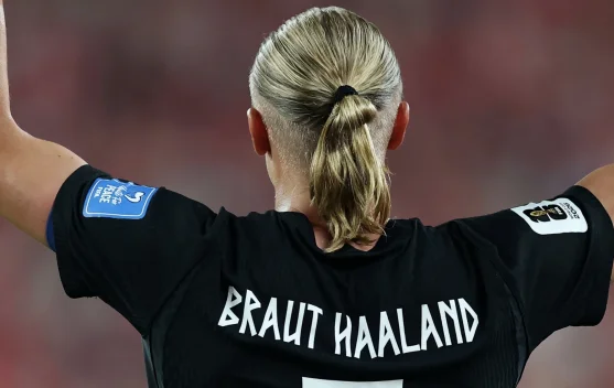 Erling Haaland mengenakan jersey Norwegia dengan tulisan Braut Haaland di punggung