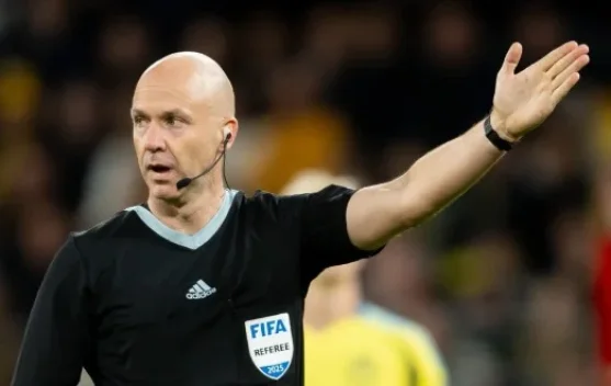 Wasit memeriksa layar VAR di pinggir lapangan saat pertandingan sepak bola