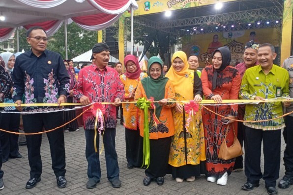Suasana Festival Bambu Magetan dengan stan UMKM dan panggung seni bambu