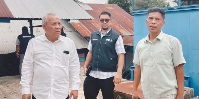Petugas PDAM melakukan perbaikan valve pada instalasi pengolahan air WTP Seulimeum
