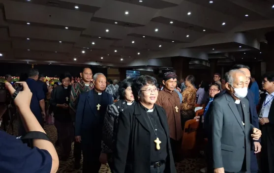Peserta lansia menghadiri perayaan HLUN GKJ 2026 di Dome GBI Mawar Saron Jakarta Utara