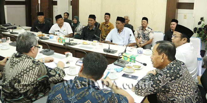 Wali Kota Sabang menerima audiensi keuchik di ruang rapat kota