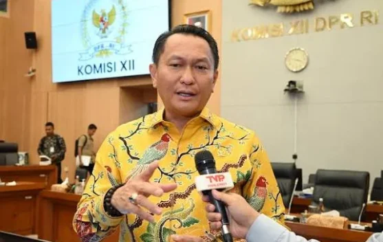 Ilustrasi fasilitas produksi minyak dan pipa migas di lapangan