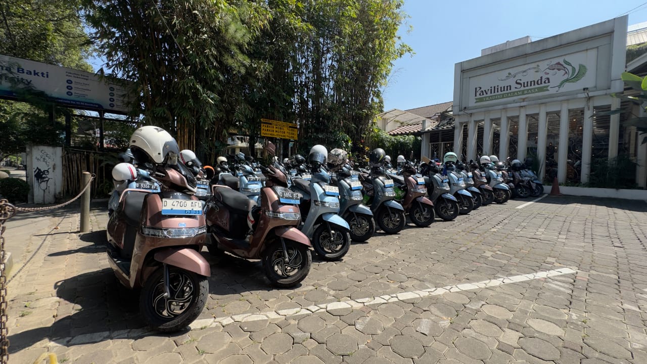 Pengguna TVS iQube S berkumpul saat Community Riding di Bandung menunjukkan performa motor listrik
