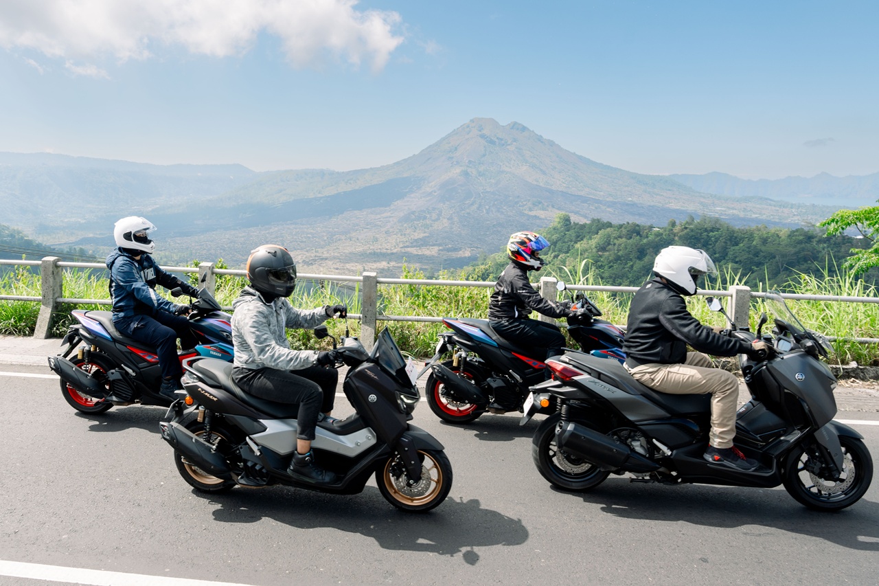 Peserta MAXi Tour melintas dengan latar Gunung dan Danau Batur di Kintamani, Bali