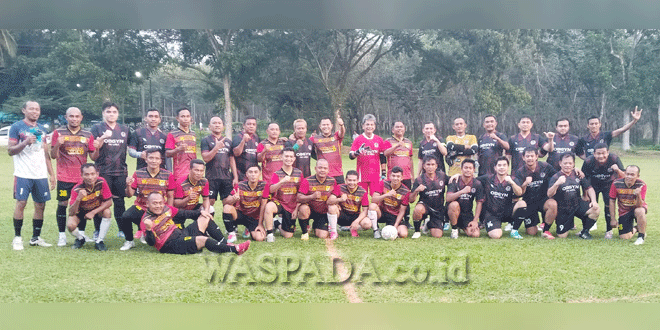 Pertandingan persahabatan Sergai FC vs PS OBGYN USU di lapangan PT. Brigstone Desa Nagur Pane