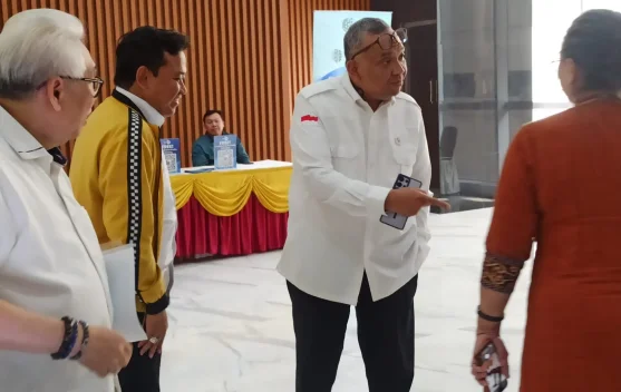 Wamenaker Afriansyah Noor menyampaikan kebijakan peralihan status guru honorer di Auditorium