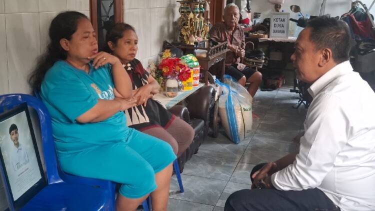 Sekretaris DPRD Surabaya memberi dukungan keluarga korban penganiayaan pelajar di rumah duka