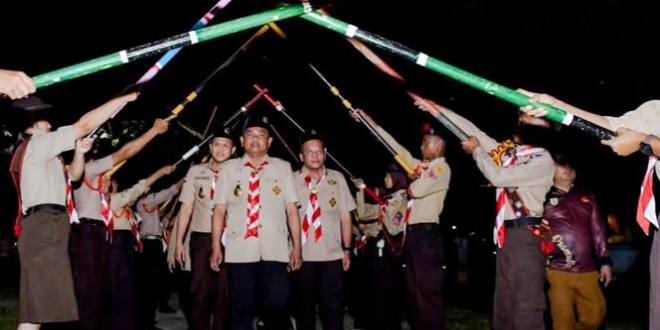 Peserta Jamcab Pramuka Sergai menyalakan api unggun di Theme Park Pantai Cermin