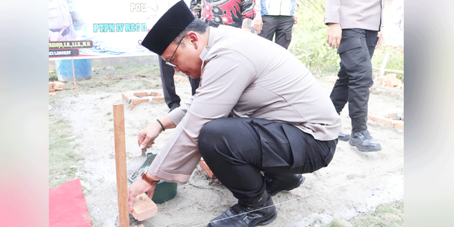 Peletakan batu pertama pembangunan sumur bor di Dusun Bukit Barat