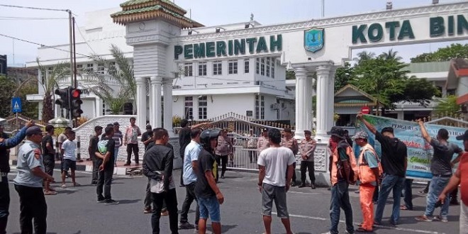 Aksi demo juru parkir dan LMND di depan Kantor Pemko Binjai