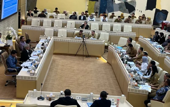 Menteri Dalam Negeri Tito Karnavian memberikan pernyataan soal rekrutmen honorer di Jakarta