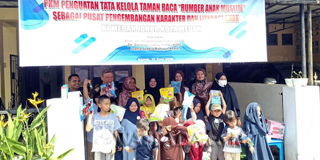 Dosen Unimed dan anak-anak di Taman Baca Rumber Anak Muslim saat kegiatan literasi
