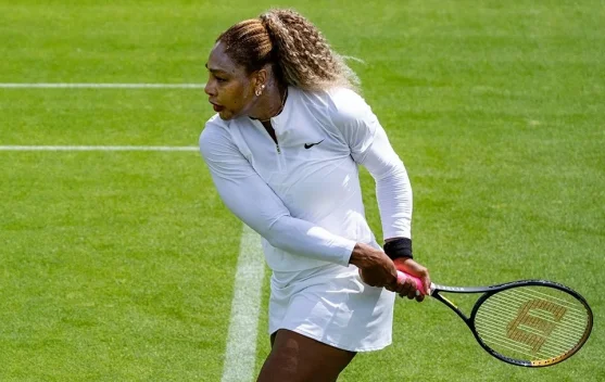 Serena Williams di lapangan Wimbledon mengenakan pakaian tenis