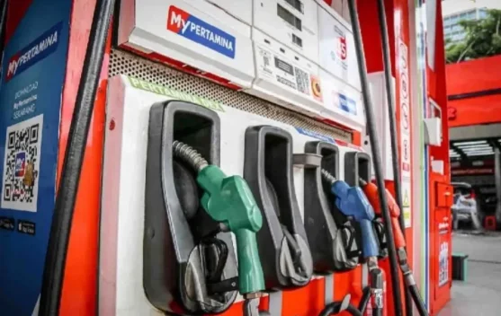 Truk tangki Pertamina mendistribusikan BBM Pertalite ke SPBU