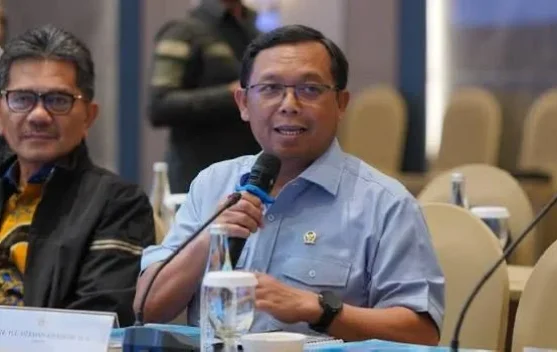 Ilustrasi SPBU dan kendaraan mengisi bahan bakar Pertamax