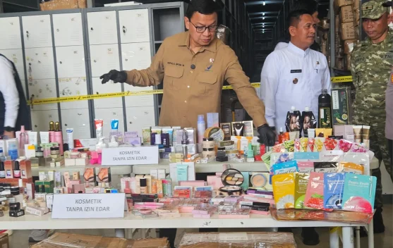 Penyegelan gudang kosmetik impor ilegal oleh BPOM di Tangerang