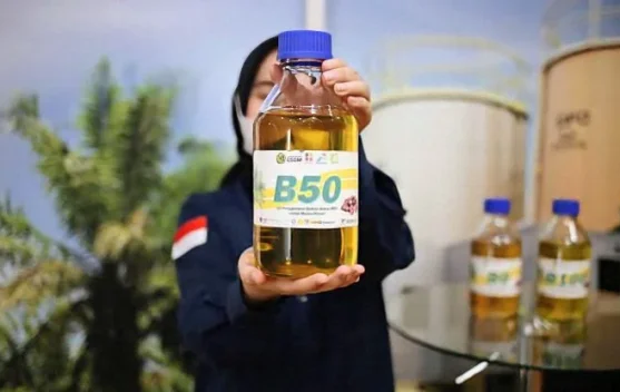 Ilustrasi pengisian bahan bakar B50 campuran biodiesel sawit dan solar di SPBU